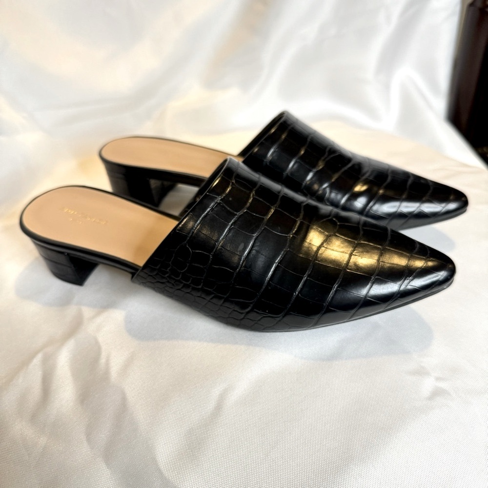 Anne Taylor pointy toe mules. Size 10. Black